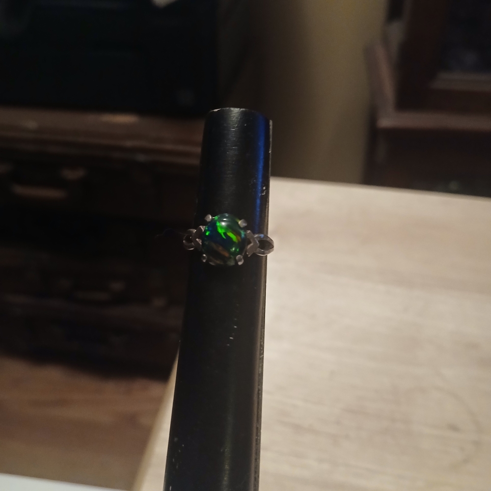 Stunning Sterling Silver Ring with Green Gemstone